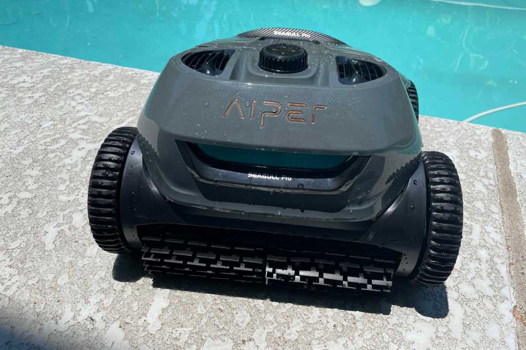 Front view of Aiper Seagull Pro