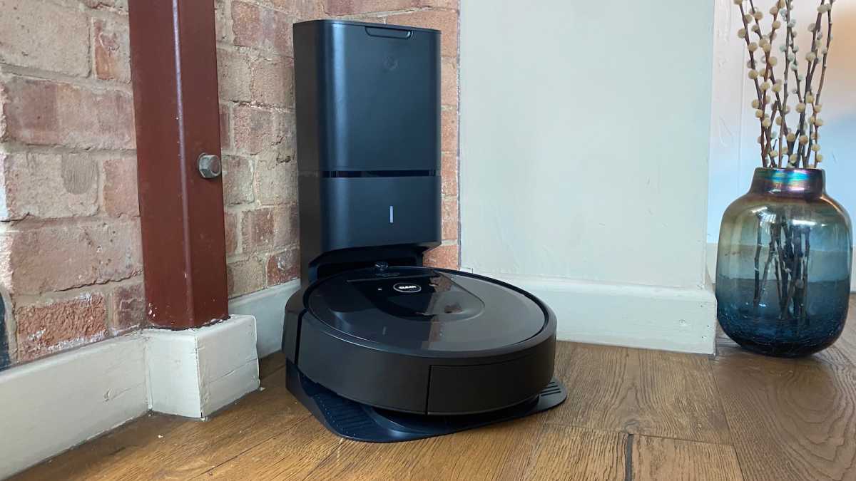 Robot vacuum in auto-empty atation