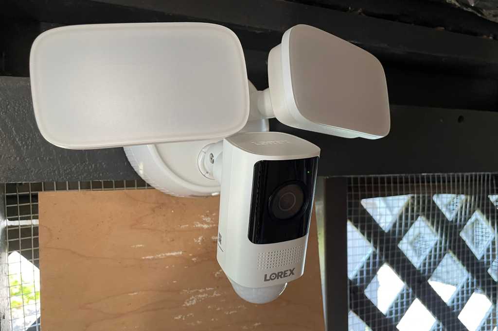 Lorex 2K Wi-Fi Floodlight Security Camera