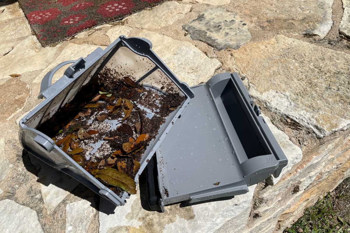 Polaris VRX iQ+ pool-cleaning robot debris bin